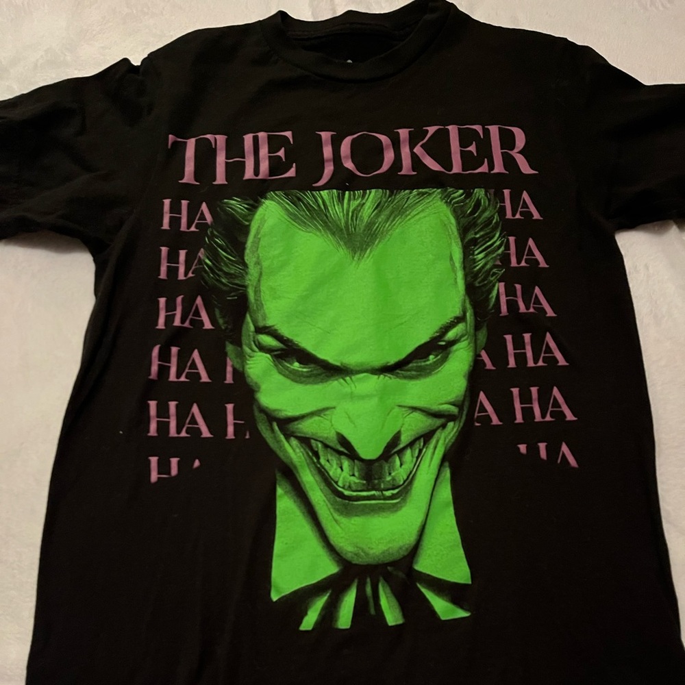 I am smelling a joker graphic tee (black), small, i got it from hot topic!
